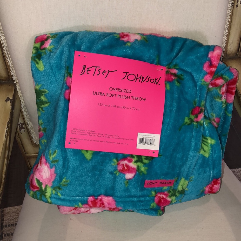 ✨NWT✨ Betsey Johnson ❗️SALE❗️Floral Rose Oversized Plush Throw Blanket - Picture 3 of 11
